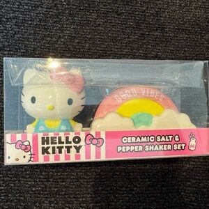 BNWT Hello Kitty Ceramic Salt & Pepper Shaker